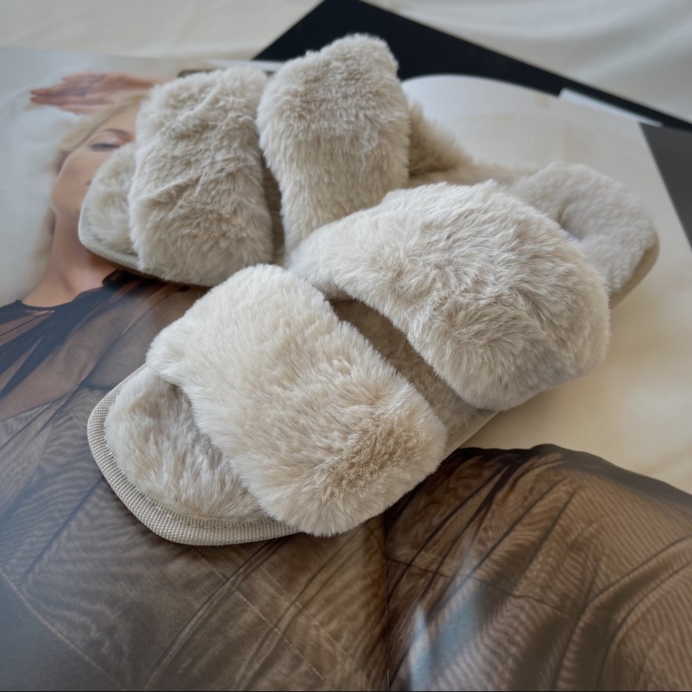 LAST • SLIPPERS cozy furry slippers — In Cream - Picture 2 of 3